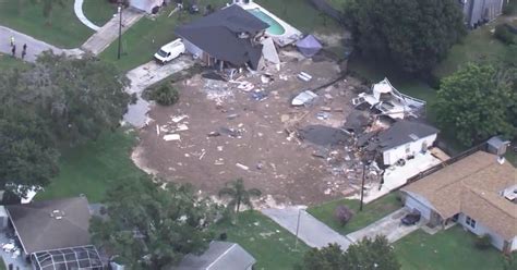 Massive Florida Sinkhole Grows As 2 More Homes Condemned Cbs News