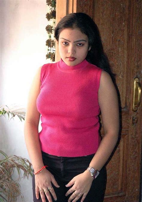 Full Masti Navya Chennai Mallu Hot Girl Showing Hot Cleavage Photo