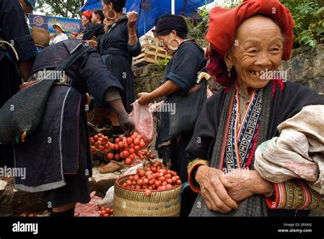 women-from-red-dao-hmong-ethnic-group-selling-fresh-vegetables-and