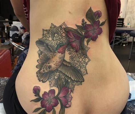 Lower Back Tattoos Classy Lowerbacktattoos In 2020 Feminine Back