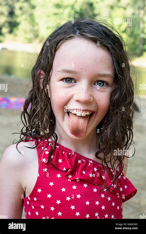 Ein Junges Mädchen Ihre Zunge Heraus Haften 7 9 Jahre Alt