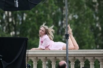 Amanda Seyfried Pantyless Upskirt Photoshoot In Paris Upskirtstars