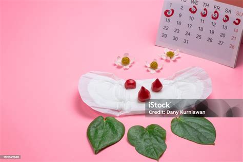 Foto De Almofada Da Menstruação Com Grânulos Vermelhos Como Gotas De Sangue Calendário Dias