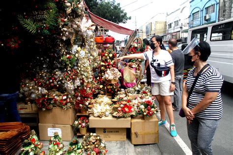 Buying Xmas decors  Photos  Philippine News Agency