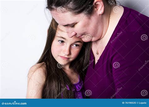 madre que conforta a su hija imagen de archivo imagen de muchacha calme 76190535