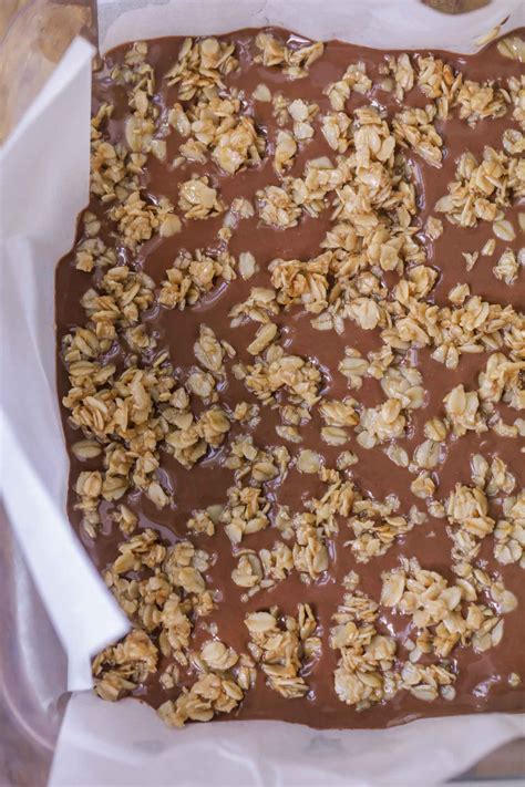 Now, we won't claim that these bars are some sort of health treat, but you can feel better about eating them than you did all those cookies and trifles from christmas. No bake Chocolate Oat Bars | Lil' Luna