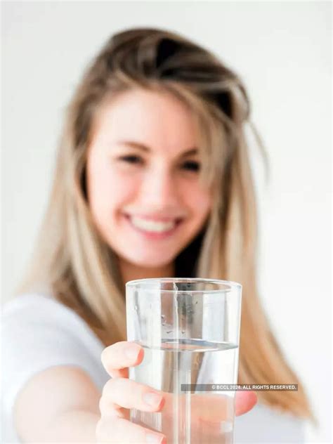 सेहत के लिए कितना पानी पीना ठीक है Navbharatgold
