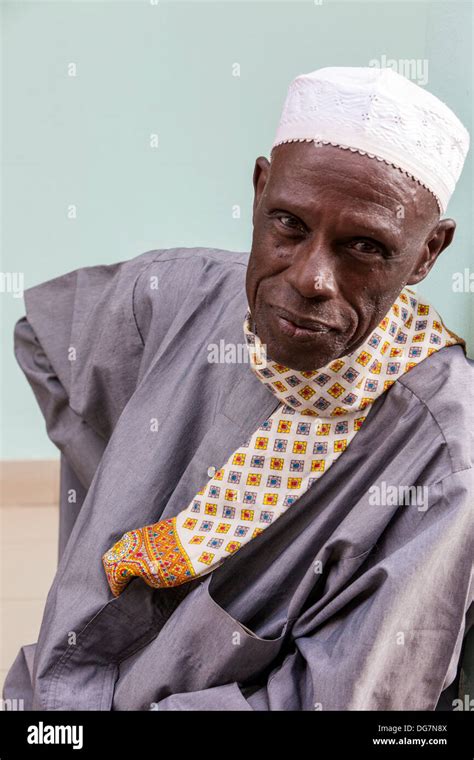 Sénégal Saint Louis Lhomme Musulman Sénégalais En Attente Dun Temps