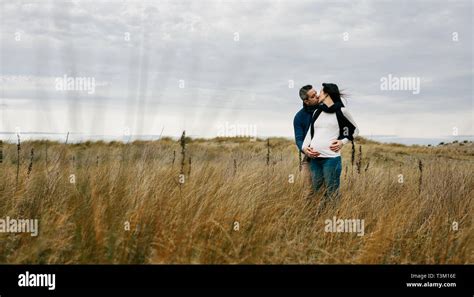 Besando El Vientre Embarazada Fotografías E Imágenes De Alta Resolución