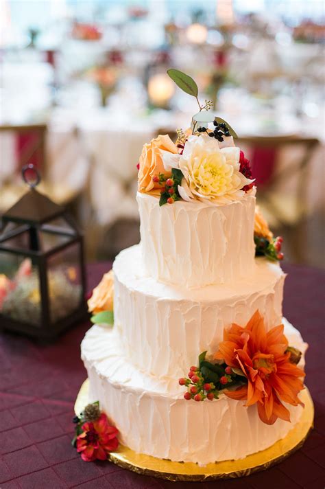 Buttercream Wedding Cake With Fresh Flowers Fall Wedding Cakes