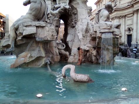 Senzatetto Si Fa Il Bagno Nuda Nella Fontana Dei Quattro Fiumi Di Piazza Navona Denunciata