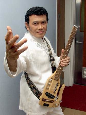 Siapa sih yang tidak mengenal rhoma irama yups betul sekali beliau siraja dangdut pencipta lagu sekaligus vokalis dangdut rhoma irama juga pernah membintangi layar lebar di jaman dahulu. Famous Artist of Indonesia: Rhoma Irama king of dangdut