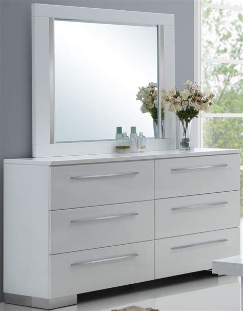 Sapphire High Gloss White Laminate Platform Bedroom Set From New