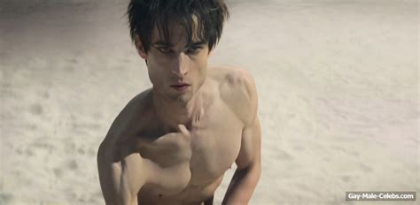 Free Tom Sturridge Nude And Sexy In The Sandman The Gay Gay