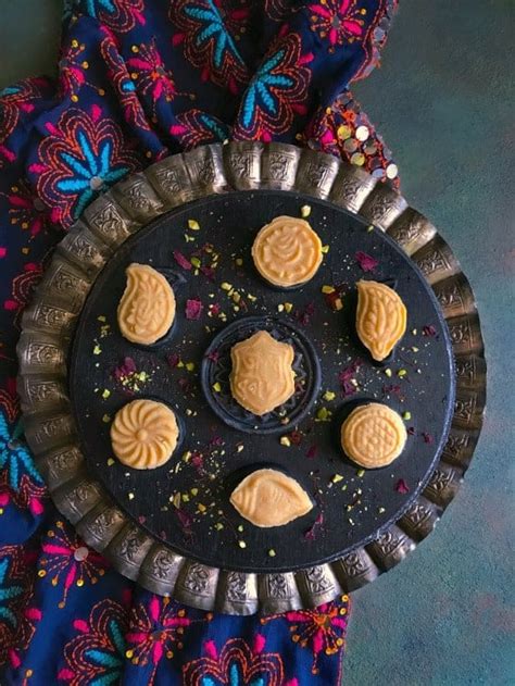 Learn how to make/prepare sandesh by following this easy recipe. Quick Bengali Sandesh Recipe - Indian Milk Fudge
