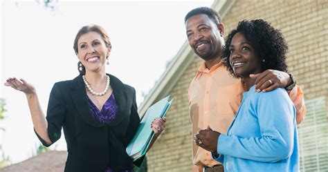 African American Couple With Real Estate Agent — Rismedia