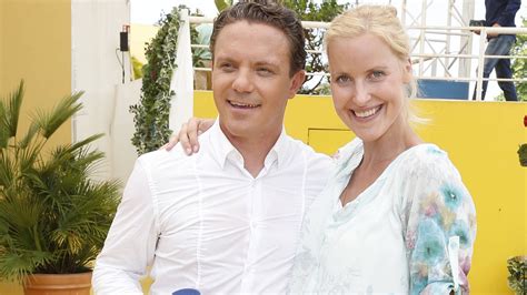 Stefan mross ist momentan „rundum glücklich mit einer neuen frau. Stefan Mross: Enthüllt! Das geheime Leben seiner Ex-Frau ...