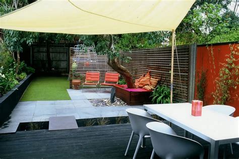 Maybe you would like to learn more about one of these? kleiner garten gestalten mit holzterrasse schwarz und ...
