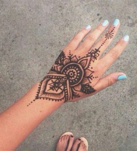 But if you're not quite ready to take the plunge, or if you're some artists use stencils, but others are able to draw these intricate patterns and apply henna tattoos by hand. Henna on hand (With images) | Henna tattoo designs, Henna ...
