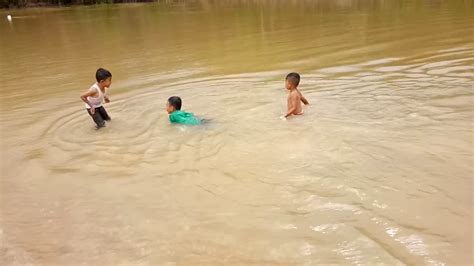 Anak Anak Belajar Berenang Di Sungai Singingi Youtube