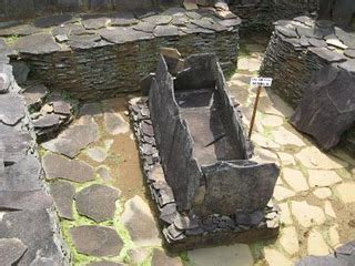 Sejarah zaman paleolitikum (zaman batu tua) keadaan alam zaman paleolitikum hidupnya nomaden terdiri dari 2 yaitu glasial interglasial & mammouth (binatang berbulu tipis pindah kedaerah tropis). Era Megalitikum -Neolitikum Jawa Barat