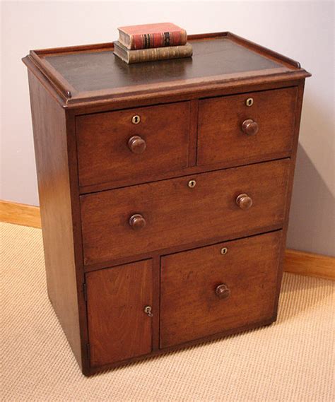 Small mahogany chest of drawers : Antique Chest of Drawers ...
