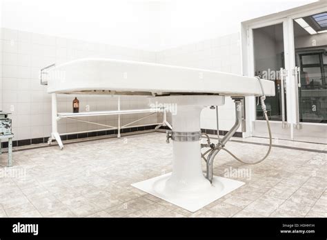 Mesas Antiguas De Autopsia En La Morgue En La Clínica Fotografía De