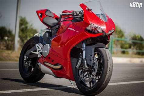 The circle around the exhaust is also covering the ducati engine badge that is visible through a cutout on the 959 (like the 1299). Ducati 899 Panigale - xBhp Machines