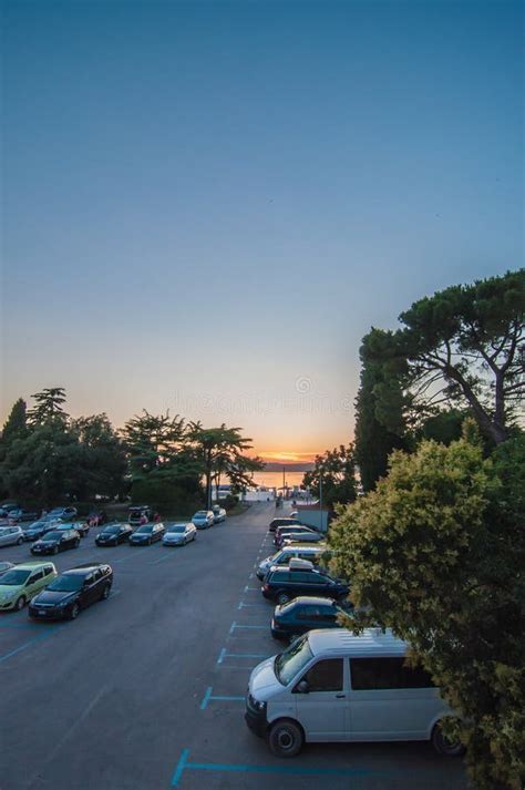 Ansicht Eines Parkplatzes Nahe Colosseum In Kroatien Redaktionelles Stockbild Bild Von