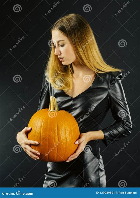 Красивая молодая женщина держа тыкву на хеллоуин Стоковое Изображение изображение