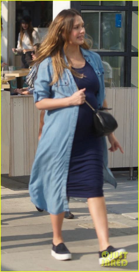 Jessica Alba Shows Off Her Major Baby Bump At Lunch Photo 4002236