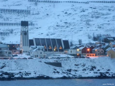 Die zerstörte, alte kirche steht ca. Norwegenfoto von Frank Boller