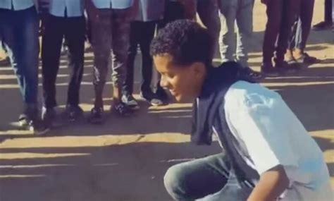 شاهد بالصورة والفيديو في إحدى المدارس السودانية طالب يقدم رقصات جميلة على إيقاع الربابة خلال