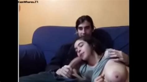 mujer le hace sexo oral a su novio en el sillon xnxx