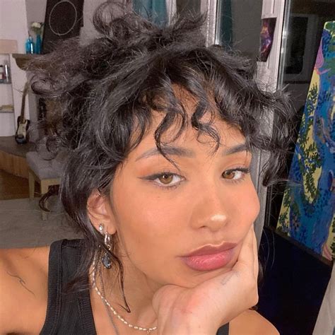 𝕬𝖓𝖉𝖗𝖊𝖆 No Instagram “spread Luv” Curly Hair With Bangs Curly Hair