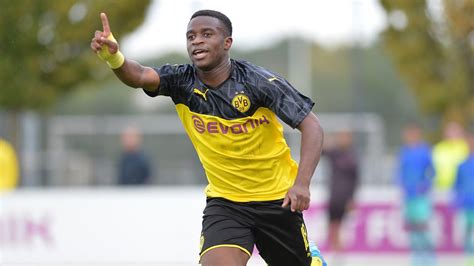 The highly rated striker made his professional debut . Youssoufa Moukoko könnte bald für BVB-Profis auflaufen ...