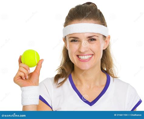 Jugador De Tenis De Sexo Femenino Feliz Que Muestra La Pelota De Tenis Foto De Archivo Imagen