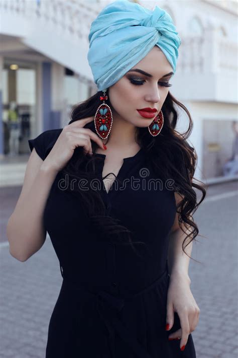 Mujer Sensual Que Lleva El Turbante Negro Elegante Del Vestido Y De La Seda Imagen De Archivo
