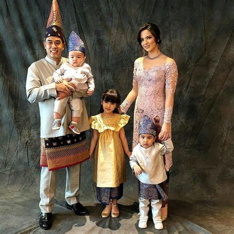 Foto Studio Keluarga Tema Adat Jawa Timur Imagesee