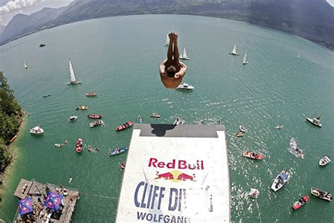 Klippenspringen gilt als extremsportart, denn der wunderschöne wolfgangsee in österreich ist perfekt zum üben. Red Bull Cliff Diving 2008 am Wolfgangsee