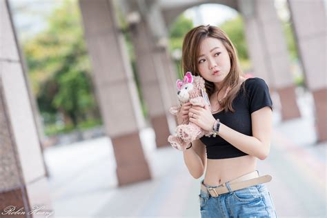Wallpaper Model Asia Si Rambut Coklat Crop Top Atasan Hitam Jeans Memalingkan Muka