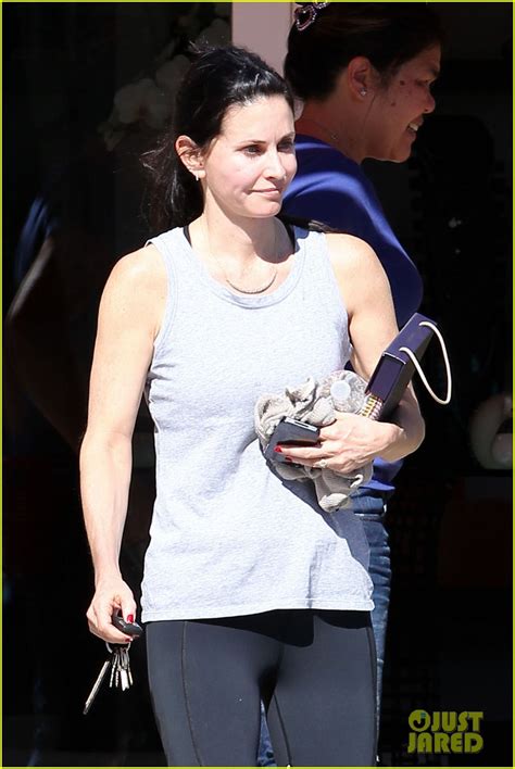 Courteney Cox Biceps Who Has Better Muscles Jennifer Aniston Or