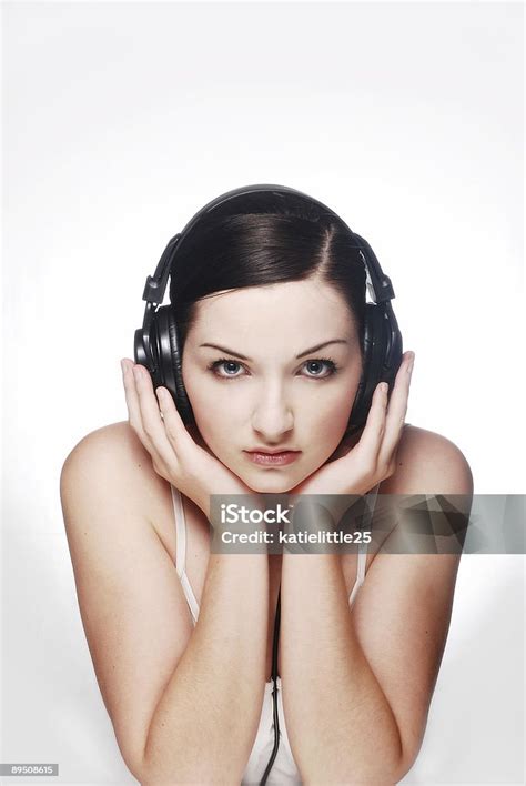 여자 헤드폰 착용을 헤드폰에 대한 스톡 사진 및 기타 이미지 헤드폰 여자 한 명의 여자만 Istock
