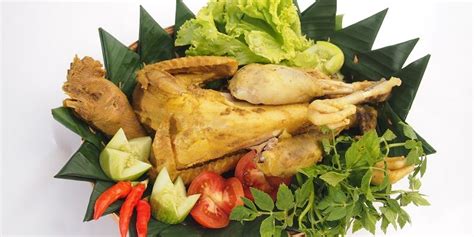 Kemudian diberi berbagai macam bumbu. Resep Ayam Ingkung Yogyakarta, Ayam Utuh Sajian Acara Syukuran