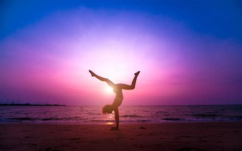 Hermosa Joven Practica Yoga En La Playa Ejercicio Temprano En La