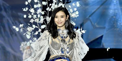 model ming xi trips on victoria s secret fashion show and recovers with a smile pamper my