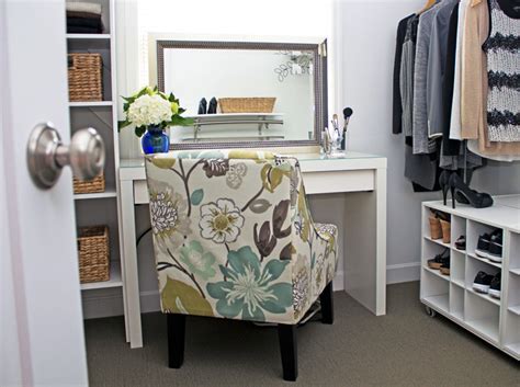 If you're looking for a space to do your hair and makeup without being accused of taking over the bathroom, a makeup vanity desk is the perfect solution. DIY Makeup Vanity - Making Mornings Better