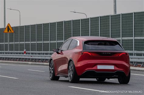 Izera ma być urzeczywistnieniem marzeń o polskiej marce motoryzacyjnej. Polski samochód elektryczny Izera jeździł Południową ...