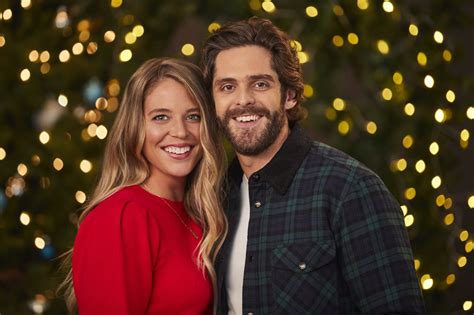 Thomas Rhett And Lauren Akins Host ‘cma Country Christmas How To