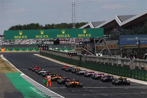 Jun 24, 2021 · az f1 mezőnye a brit nagydíj előtt még két verseny erejéig az ausztriai spielbergben vendégeskedik. Hivatalos: hosszú távon Silverstone-ban marad az F1-es ...